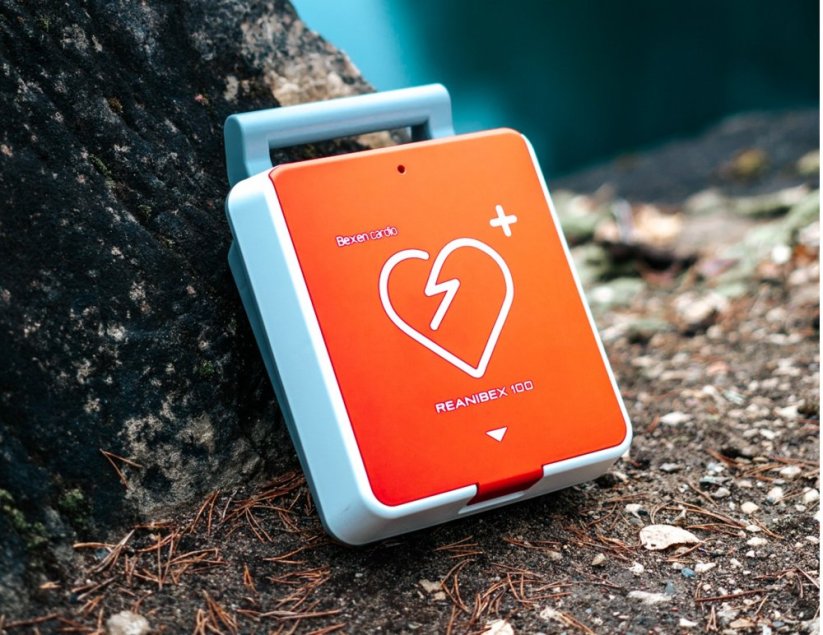AED Defibrilátor, Reanibex 100 + Kovová AED skřínka s alarmem (bílá) + Resuscitační (KPR) set